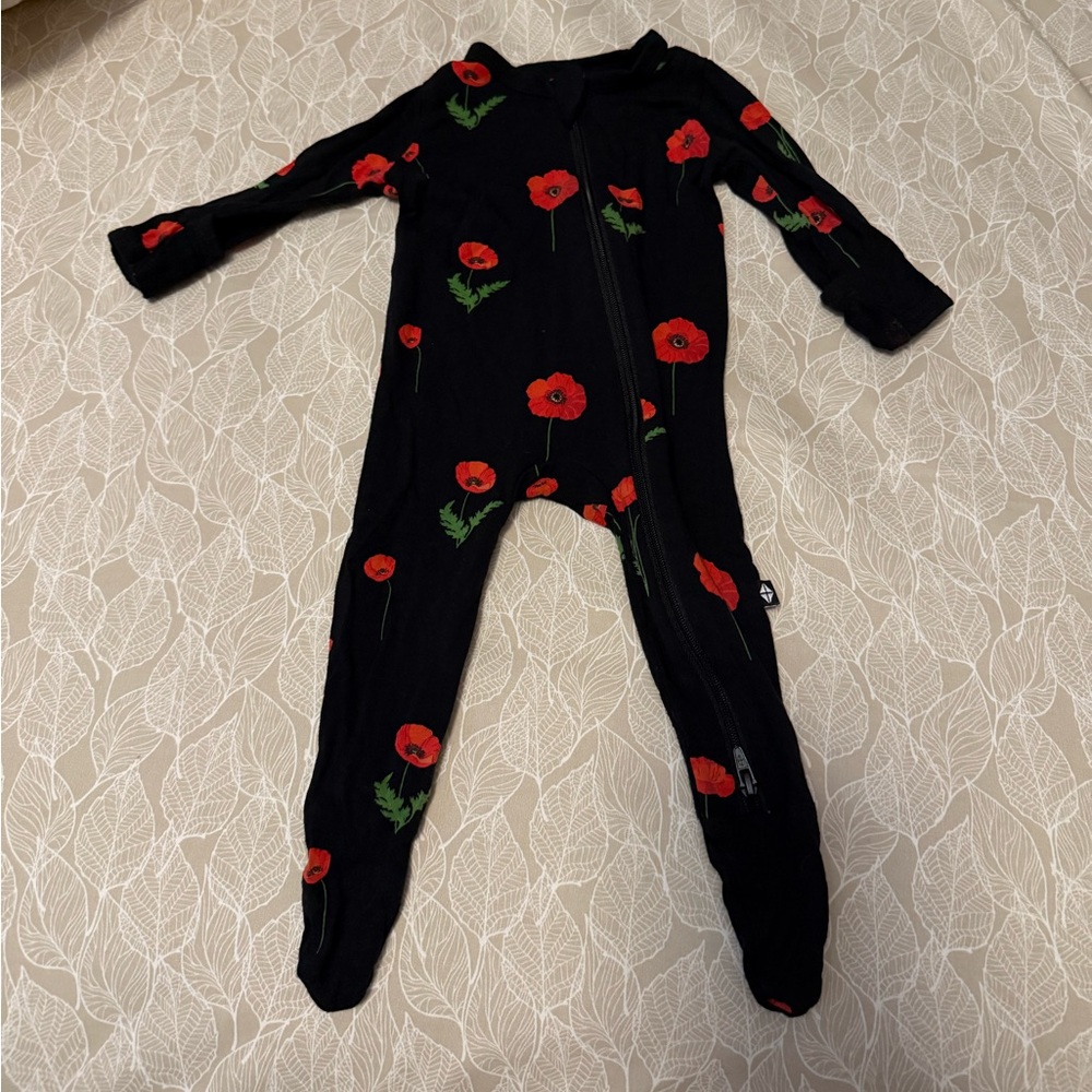 Kyte BABY zippered footie in midnight poppy